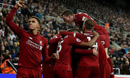 Liverpool chiếm ngôi đầu sau màn rượt đuổi siêu kịch tính