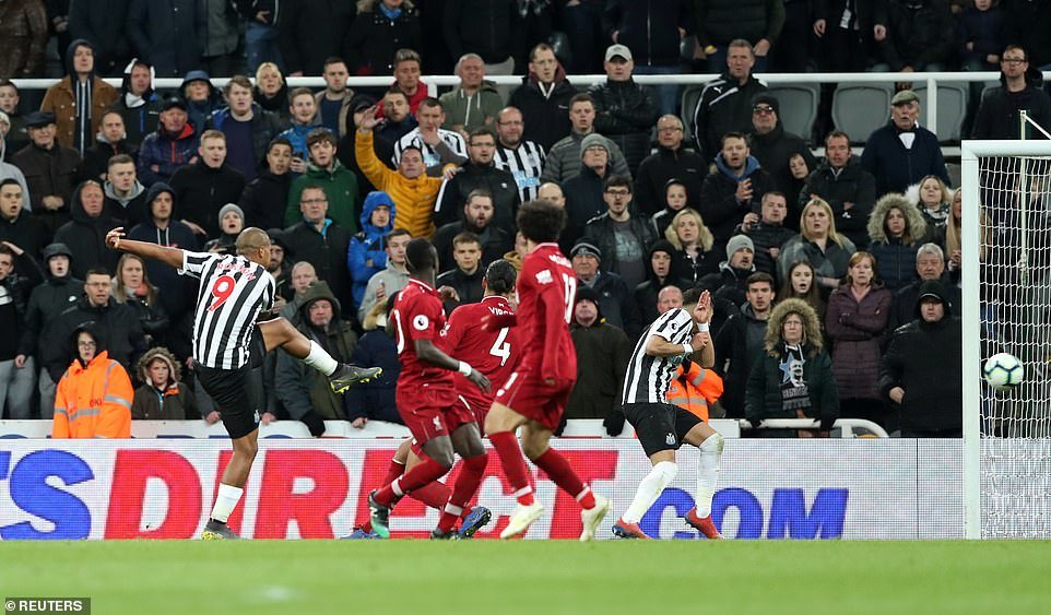 Liverpool chiếm ngôi đầu sau màn rượt đuổi siêu kịch tính