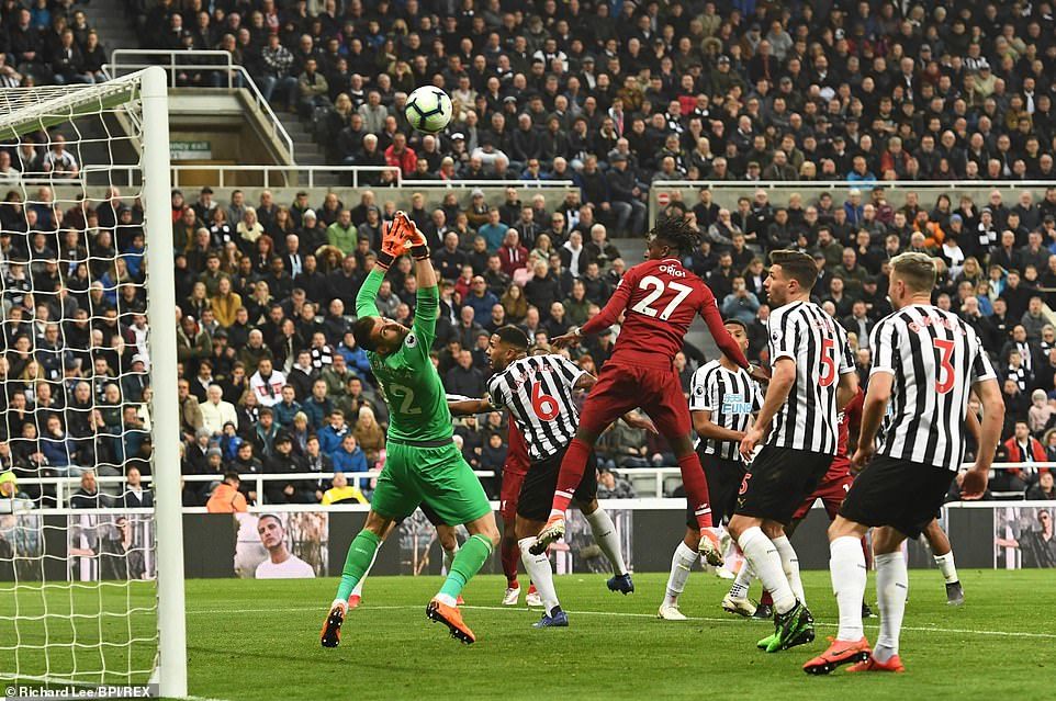Liverpool chiếm ngôi đầu sau màn rượt đuổi siêu kịch tính