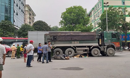 Va chạm với xe tải ở Hà Nội, một phụ nữ bị cuốn vào gầm ô tô tử vong