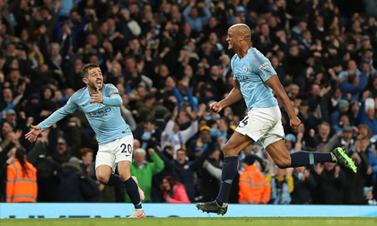 Man City tiến sát ngôi vương nhờ cú rocket của Kompany