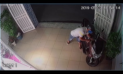 Trộm vào tận nhà đang có chủ bẻ khóa cuỗm xe máy