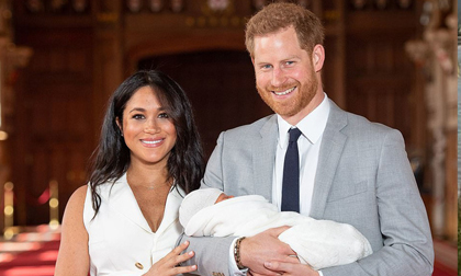 Vợ chồng Meghan chính thức xuất hiện, giới thiệu em bé Sussex cho người hâm mộ trên toàn thế giới