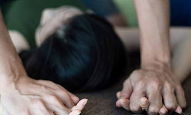 Thanh Hóa: Nguyên Chủ tịch xã bị dân vây giữ vì nghi xâm hại bé gái 8 tuổi ở cánh đồng - Ảnh 1. Thanh Hóa: Nguyên Chủ tịch xã bị dân vây giữ vì nghi xâm hại bé gái 8 tuổi ở cánh đồng - Ảnh 1.