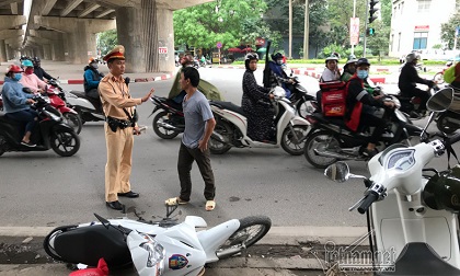 Hà Nội: Đánh CSGT, giải cứu bạn nhậu bị kiểm tra nồng độ cồn