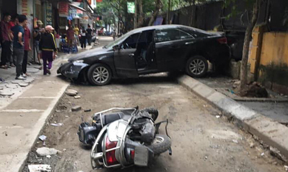 Hà nội: Nữ tài xế lùi ô tô Camry tông trúng xe máy, một phụ nữ tử vong thương tâm