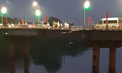Táo tợn cướp xe ben, đâm đổ lan can cầu lao xuống sông khi tháo chạy