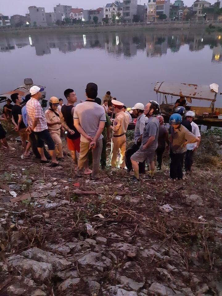 Táo tợn cướp xe ben, đâm đổ lan can cầu lao xuống sông khi tháo chạy