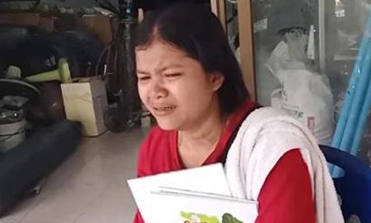 Mẹ mải nghịch điện thoại, con trai 8 tháng tuổi bị xe tải cán tử vong ngay trước cửa nhà