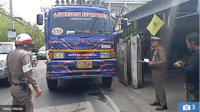 me mai nghich dien thoai, con trai 8 thang tuoi bi xe tai can tu vong ngay truoc cua nha - 1