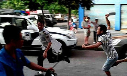 Nhóm người cầm mã tấu truy sát nam sinh trước cổng trường
