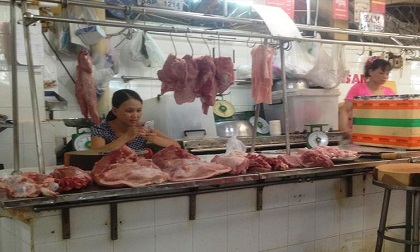 Thịt lợn giảm sâu, tiểu thương chợ truyền thống 'chết đứng'