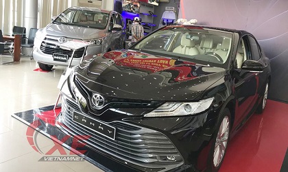 Giá xe giảm khủng cả tháng, ô tô ế vẫn hoàn ế