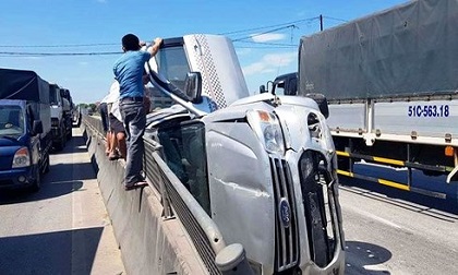 Xe “hổ vồ” hất văng xe 7 chỗ trên QL1A, 3 người thoát chết trong gang tấc