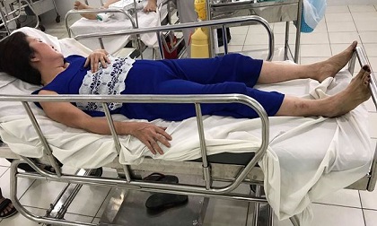 Côn đồ ngang nhiên phá nhà dân ở trung tâm TPHCM, 2 người bị đánh nhập viện