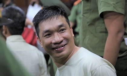 Nụ cười của Văn Kính Dương ở tòa và đứa bé không chịu gọi 'bố'