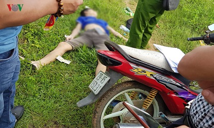Thi thể người đàn ông tử vong bên cạnh xe máy giữa cánh đồng