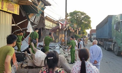 Nam Định: Tài xế container mất lái tông đổ sập 4 ngôi nhà trong đêm