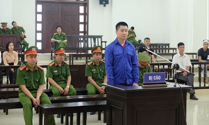 Bố chở xe khách bị chặn đường, con trai đâm chết người