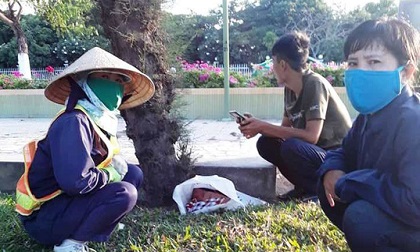 Xót xa bé gái còn dây rốn bị bỏ rơi ở công viên