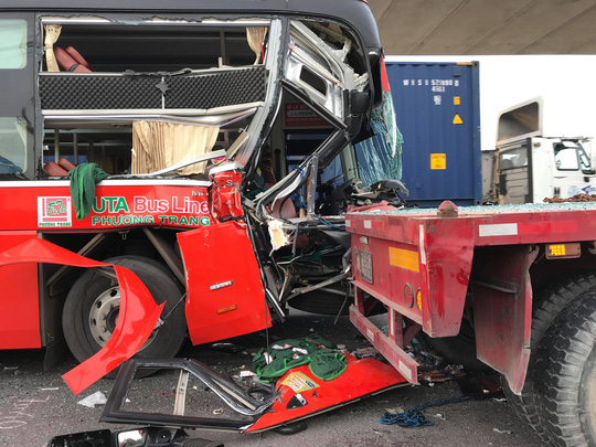Xe khách biến dạng sau cú tông xe container, 1 người chết - 2