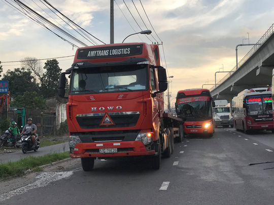 Xe khách biến dạng sau cú tông xe container, 1 người chết - 1