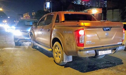 Xe bán tải đâm bẹp đầu ô tô 7 chỗ, tài xế khăng khăng 'không say'