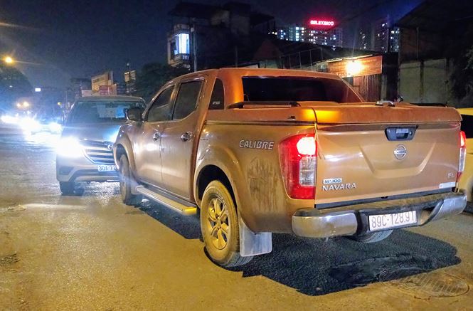 Xe bán tải đâm bẹp đầu ô tô 7 chỗ, tài xế khăng khăng 'không say' - 1