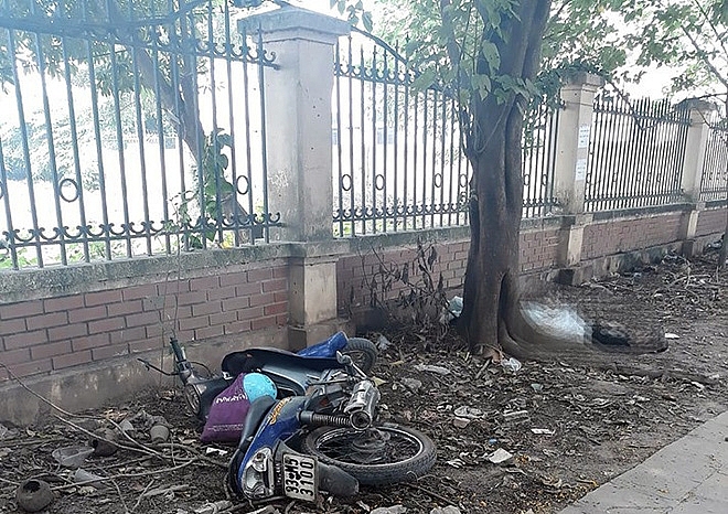ha noi phat hien nguoi dan ong tu vong duoi goc cay ven duong