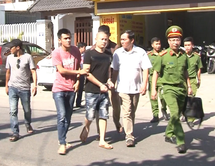 con do ngang nhien xong vao quan ca phe danh dap, bat giu nguoi hinh anh 1