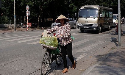 Nhọc nhằn mưu sinh dưới nắng nóng 40 độ