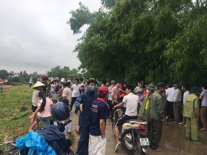 Bàng hoàng phát hiện thi thể nam thanh niên đang phân hủy bị giấu trong bụi cỏ ven đê, nghi bị sát hại Bàng hoàng phát hiện thi thể nam thanh niên đang phân hủy bị giấu trong bụi cỏ ven đê, nghi bị sát hại