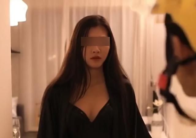 nho anh shipper len nha lay do, co gai mac vay ngu khong ngo gap chuyen kinh hai - 1