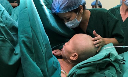 Mẹ ung thư phải ngồi mổ đẻ để con chào đời: 'Chỉ nhìn con một lần mẹ mãn nguyện rồi'