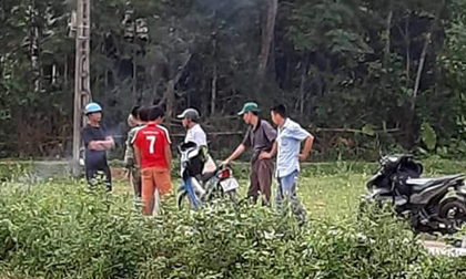 Kinh hoàng nam thanh niên tử vong bên lề đường, tay cầm bơm kim tiêm