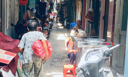 'Đất dữ' Sài Gòn: Anh công an ngồi đọc sách giữa đường để canh tội phạm