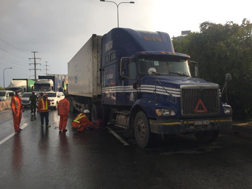 Người đàn ông bất ngờ lao vào xe container tử vong, tài xế bật khóc khi xuống xe - 1
