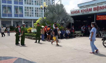Thấy vợ đi với người đàn ông khác, chồng lao vào đâm chém