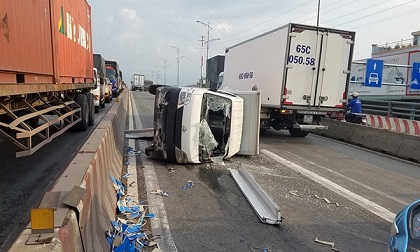 Giải cứu tài xế trong xe tải lật, bốc cháy