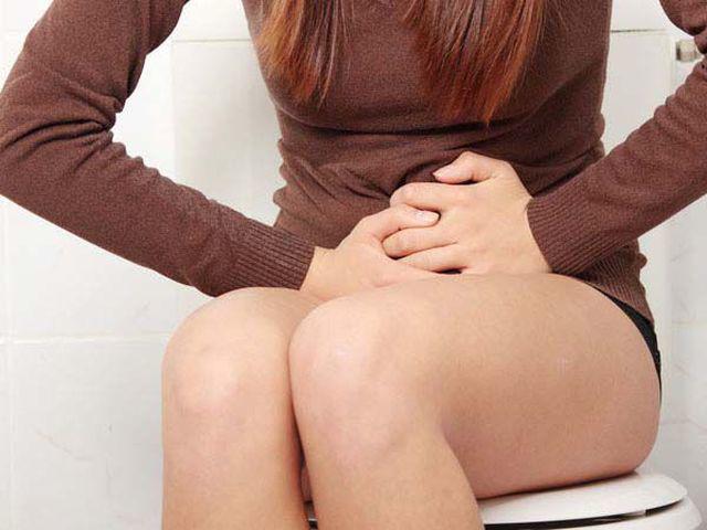 nguoi phu nu dot nhien mat tri nho vi thoi quen nhieu nguoi mac khi di ve sinh - 1