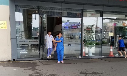 Thi thể người đàn ông nghi rơi từ tầng 22 tòa nhà Mipec Long Biên