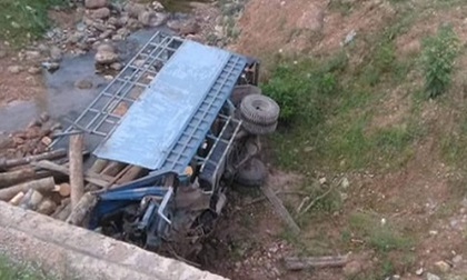 Xe tải lao xuống khe suối khiến 2 người tử vong