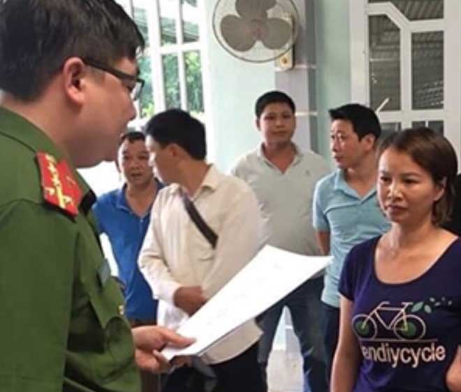 Màn diễn vụng về và nỗi buồn người đánh án 