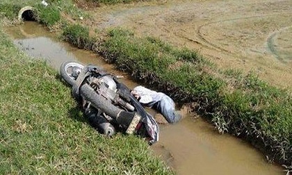 Nam thanh niên tử vong dưới mương nước cùng chiếc xe máy