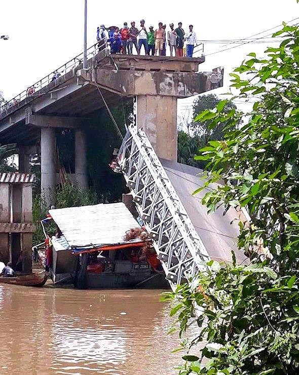 Người dân kể lại giây phút cầu ở Đồng Tháp sập
