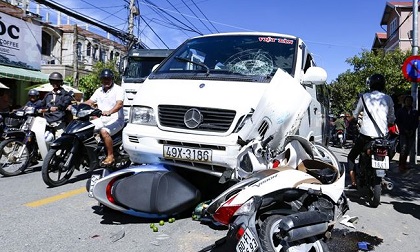 Ô tô vọt sang trái đường húc 3 xe máy, 3 người nguy kịch