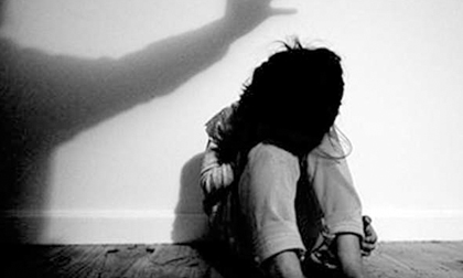 Sốc: 3 thiếu niên thay nhau xâm hại bé gái 13 tuổi rồi bắt đi phá thai, dùng ảnh nhạy cảm để đe dọa