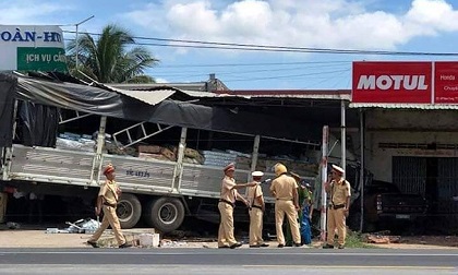 Xe tải lao vào nhà dân tông hàng loạt xe máy, ô tô