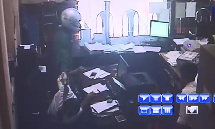 Clip: Cảnh đối tượng bịt mặt cướp ngân hàng tại Phú Thọ
