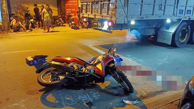 Nam sinh tu vong duoi gam xe tai o Sai Gon hinh anh 1 